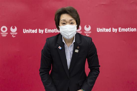 2月18日，东京奥组委主席桥本圣子在被任命为主席后出席记者会。新华社/POOL/山崎裕一